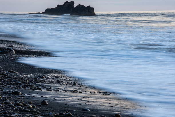 一张在奥林匹克国家公园的红宝石海滩拍摄的长时间曝光照片。长时间曝光模糊了水的运动。图片下载