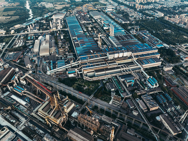 大型钢铁厂生产车间的航拍照片图片下载