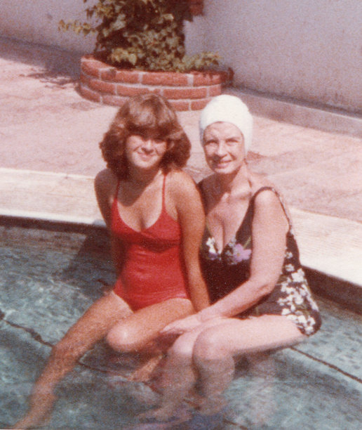 1960年代拍摄的照片：年轻女性与母亲在泳池边微笑着看向镜头。图片下载