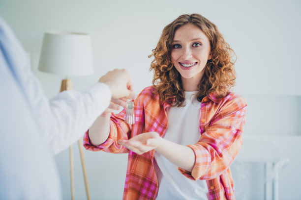 照片迷人的积极可爱的女人买新公寓公寓的室内房地产图片下载