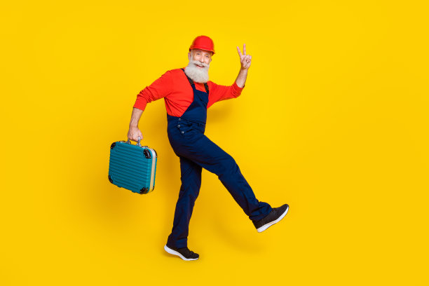 全身侧面照片，工头工匠在进行翻新服务，做出V字手势，背景色彩鲜艳。图片下载