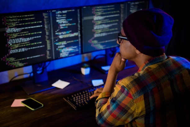 深夜办公室内，坐在椅子上的网页设计师正在用书写工具记录数据库信息的个人头像图片下载