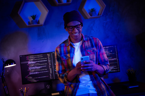 聪明的黑客在室内工作站房间里使用电话和服务器进行安全操作的照片图片下载