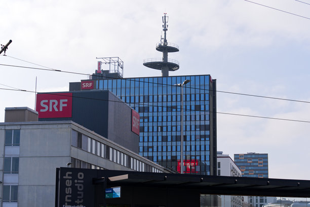 秋天的日子，瑞士苏黎世的办公大楼景观，配有通讯天线和瑞士电视公司SRF的户外演播室。照片拍摄于2024年11月8日。图片下载