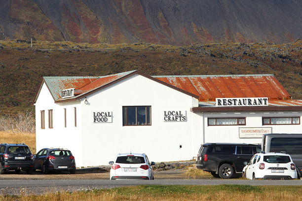 斯奈菲尔斯半岛上的一家餐厅建筑照片。冰岛的旅游目的地，外面停着汽车。图片下载