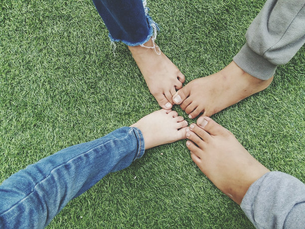 在球场上的低部分人图片下载