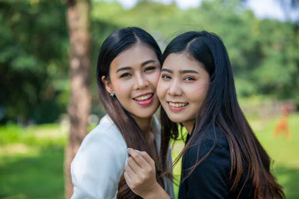 公园里微笑的朋友的肖像图片下载