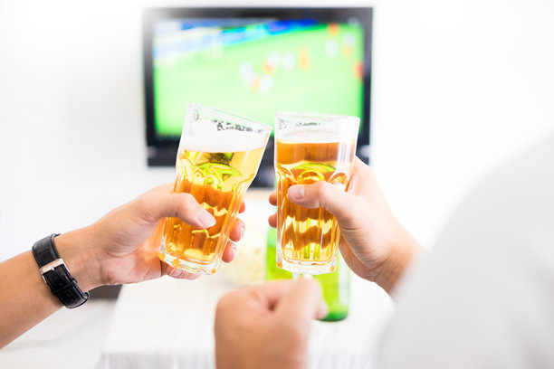 朋友们在家看电视的时候举杯祝酒的照片图片下载