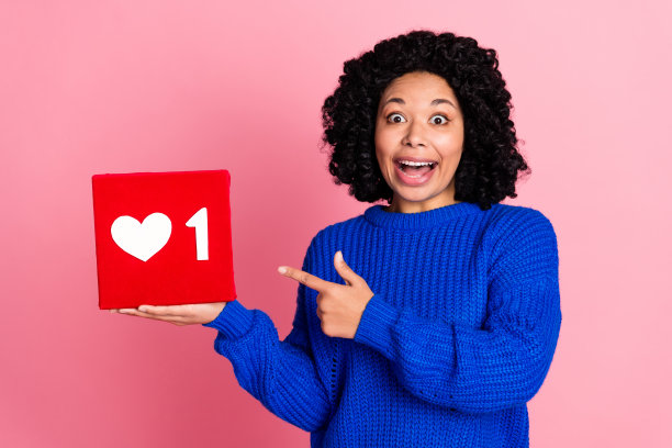 年轻女士的照片肖像，波浪卷发，手指指向红色的转发按钮，背景为粉色，宣传社交媒体。图片下载