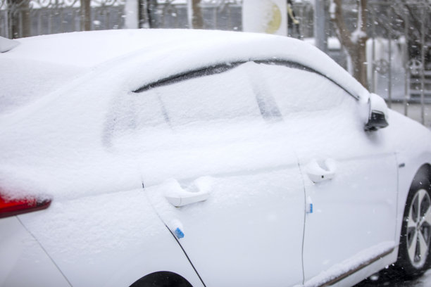 这是一张被雪埋住的汽车的照片。图片下载