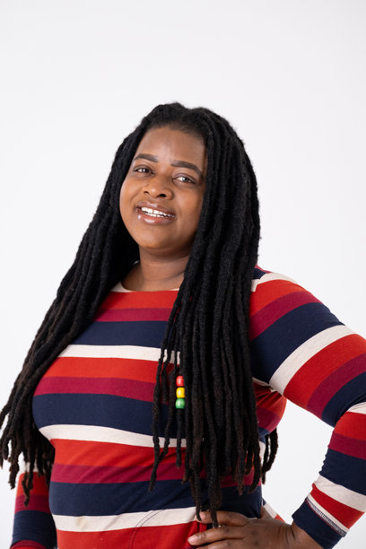 一位拥有长黑色辫子头发的非洲女性的工作室拍摄照片图片下载
