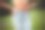 年轻可爱的纤细女士在户外公园测量腹部尺寸的裁剪照片图片下载