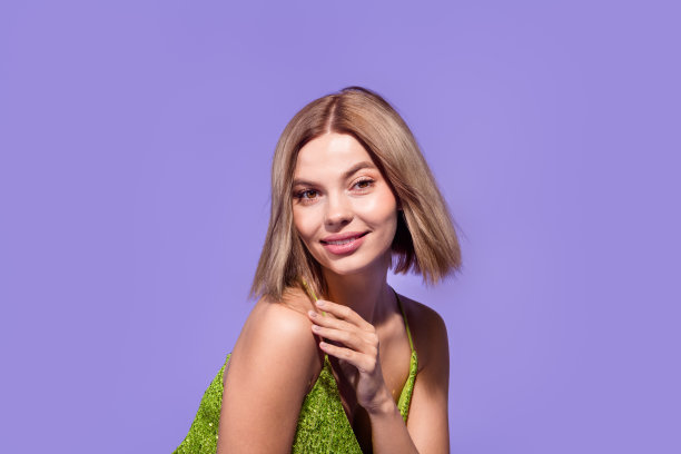 特写照片，迷人可爱的女性穿着时尚的亮片衣服，背景为紫色。图片下载