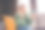 穿着绿色开衫的可爱女性在室内公寓房间使用现代设备进行视频通话的照片图片下载