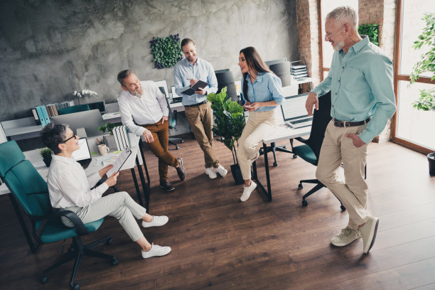 全景照片，展示了在明亮的办公室中，团队成员们在会议上进行头脑风暴、讨论和合作，展现出成功的工作氛围。图片下载