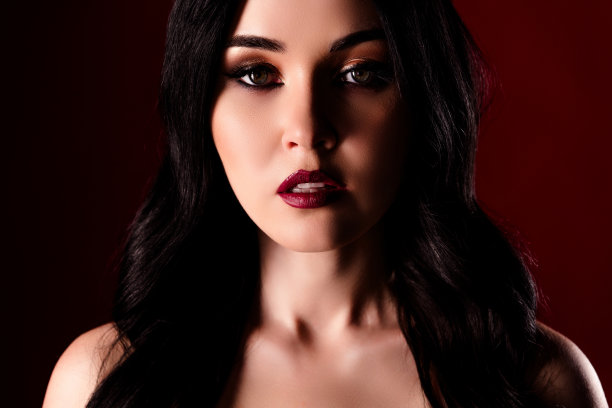 特写照片，魅力四射、充满激情的女孩，丰满的嘴唇，背景为红色。图片下载