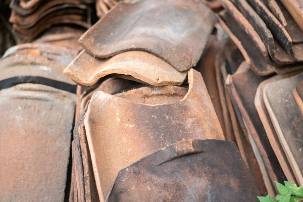 受天气影响而损坏并破裂的屋顶瓦片特写照片图片下载