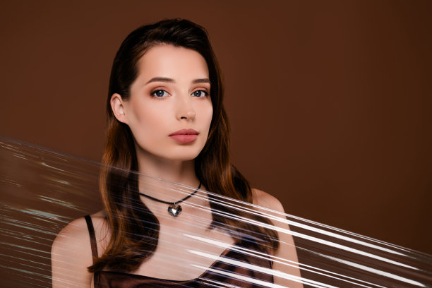 美丽迷人的模特在棕色背景下进行美容院护理的照片图片下载