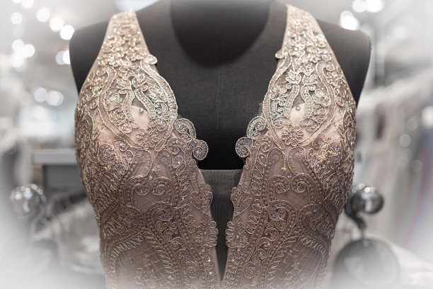 婚纱模特的特写照片。设计师店里的美丽婚纱。图片下载