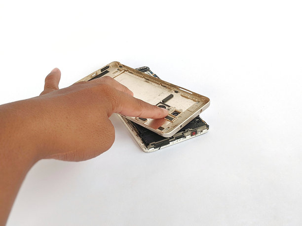 男性手握着一部损坏的安卓手机图片下载