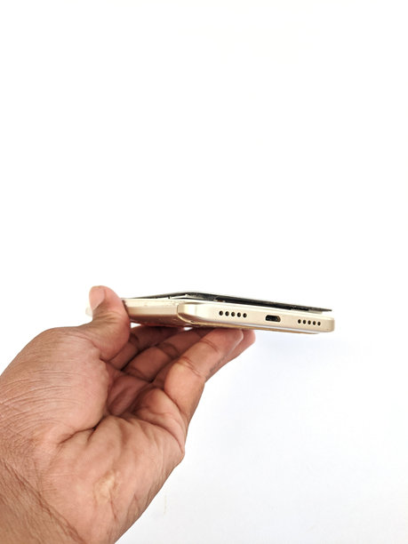 男性手握着一部损坏的安卓手机图片下载