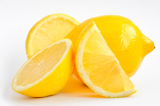 整颗柠檬和切片在白色背景上隔离。新鲜多汁的柠檬，剪贴画。高分辨率的柑橘类水果和切片柠檬照片。图片下载