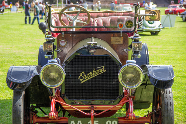 修复后的越野汽车在经典车展上展出图片下载