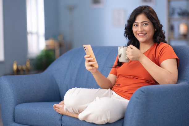 女人在家沙发上喝咖啡的照片图片下载