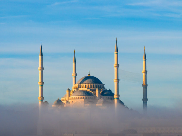 乌斯库达尔伊斯坦布尔的Çamlıca清真寺的尖塔在雾中，航拍照片，土耳其图片下载