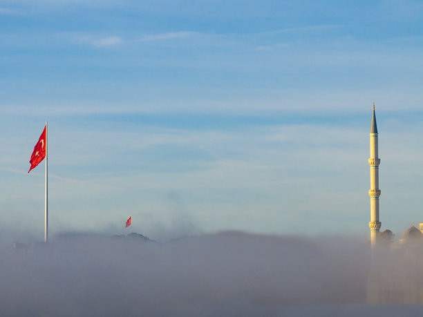 乌斯库达尔伊斯坦布尔的Çamlıca清真寺的尖塔在雾中，航拍照片，土耳其图片下载