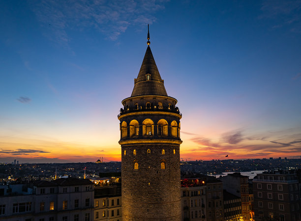 日落灯光下的加拉塔塔楼无人机照片，伊斯坦布尔贝尤鲁区，土耳其图片下载