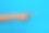 女人的手指指向空白区域的特写照片，背景为蓝色。图片下载