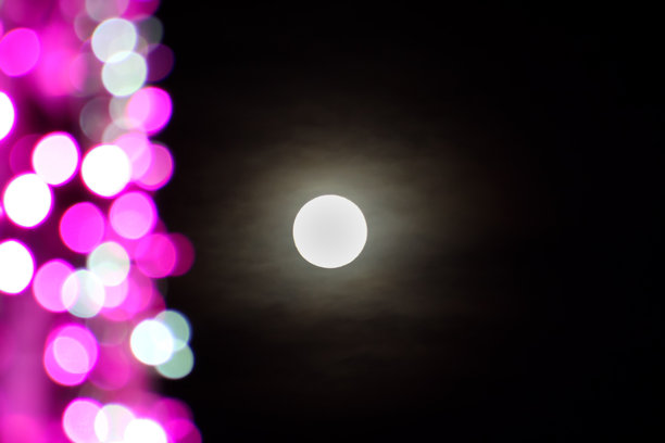 满月背景下的圣诞灯光散景效果夜景照片图片下载