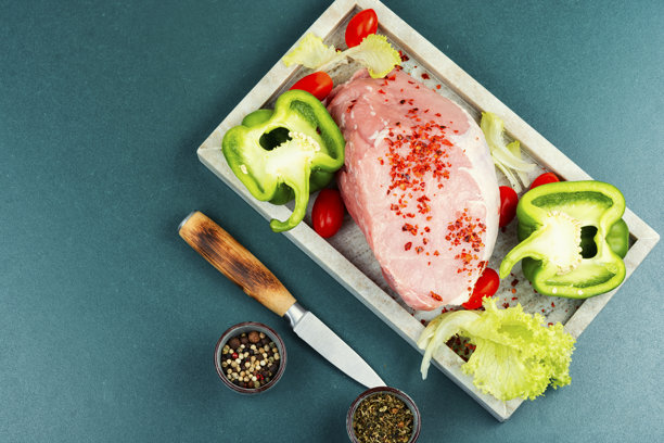 桌子上的生猪肉照片。图片下载