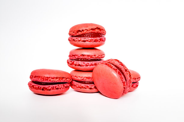 甜美的粉色马卡龙，孤立在白色背景上。美味的彩色马卡龙。糖果孤立在白色背景上。适合横幅和网站的饼干照片。图片下载