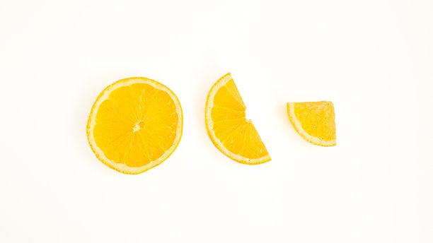 三片柠檬切片，分别为半片、四分之一和圆形，孤立在白色背景上，新鲜多汁的柠檬，剪贴画。高分辨率的柑橘类水果和切片柠檬照片。图片下载