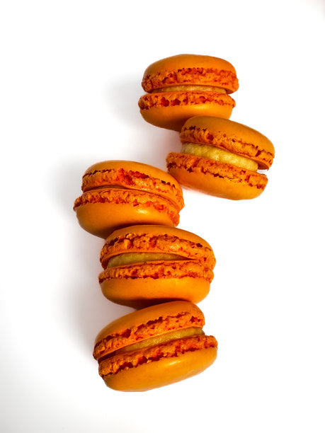 橙味甜橙马卡龙，背景为白色。美味的彩色马卡龙。甜点在白色背景上独立展示。适合用于横幅和网站的饼干照片。图片下载