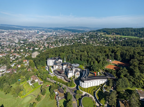 瑞士苏黎世城市的航拍图，阳光明媚的夏日早晨。照片拍摄于2024年7月6日，瑞士苏黎世。图片下载