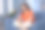 女人坐在家里的沙发上看电视的库存照片图片下载