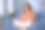 女人坐在家里的沙发上看电视的库存照片图片下载