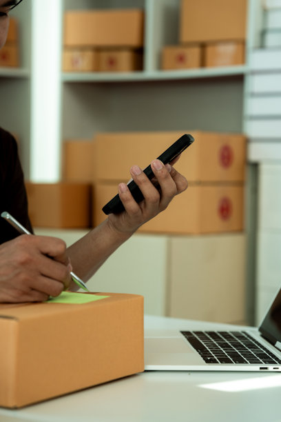 小型企业创业，SME老板，商业企业家正在处理收据盒并检查在线订单，以准备打包盒子出售给客户。特写照片图片下载