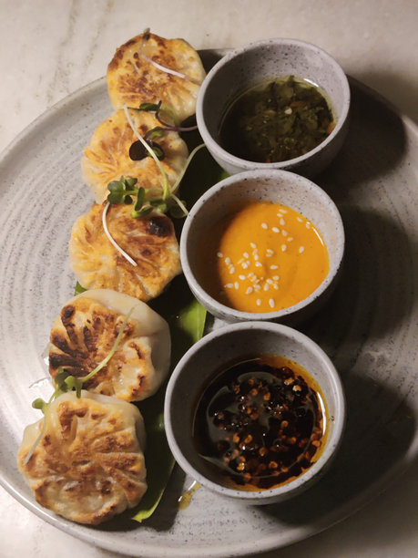 香蕉叶上的猪肉饺子配三种调料 - 库存照片图片下载