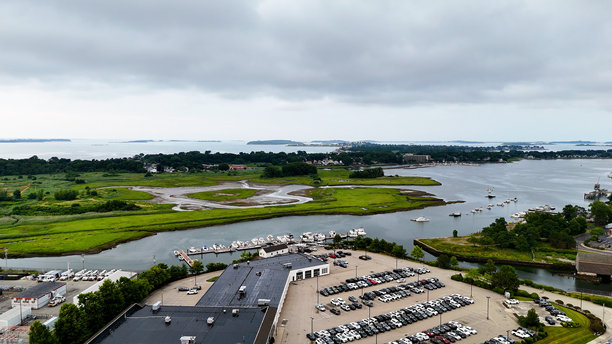 海洋上空的无人机照片，展示了波士顿港和岛屿。昆西边缘的工业背景。图片下载