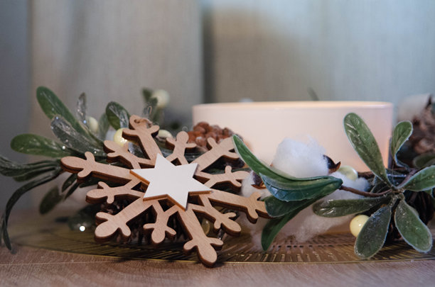 圣诞装饰，包含雪花、花环和蜡烛 - 股票照片图片下载