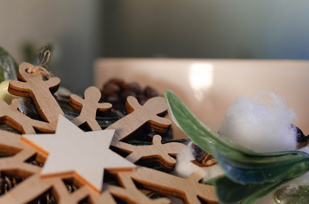 圣诞装饰，包含雪花、花环和蜡烛 - 库存照片图片下载