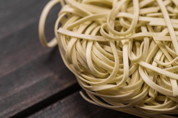 一张干燥中国面条的特写照片图片下载