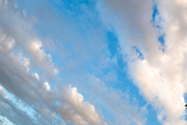 日落时分的蓝天与轻柔的云朵。这张天空照片非常适合用作背景，传达宁静、自然或自由的主题，可用于与放松、灵感或户外相关的设计。图片下载