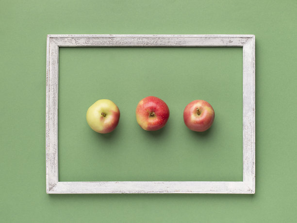 新鲜的花园苹果在绿色背景上拍摄的照片图片下载