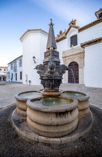 普里戈德科尔多瓦圣安娜广场的四喷泉的竖版照片图片下载