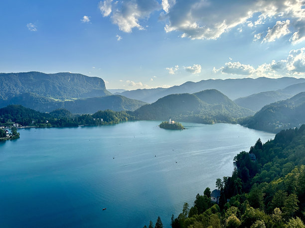 这张照片展示了一座中世纪的斯洛文尼亚城堡，突显了其建筑细节。图片下载